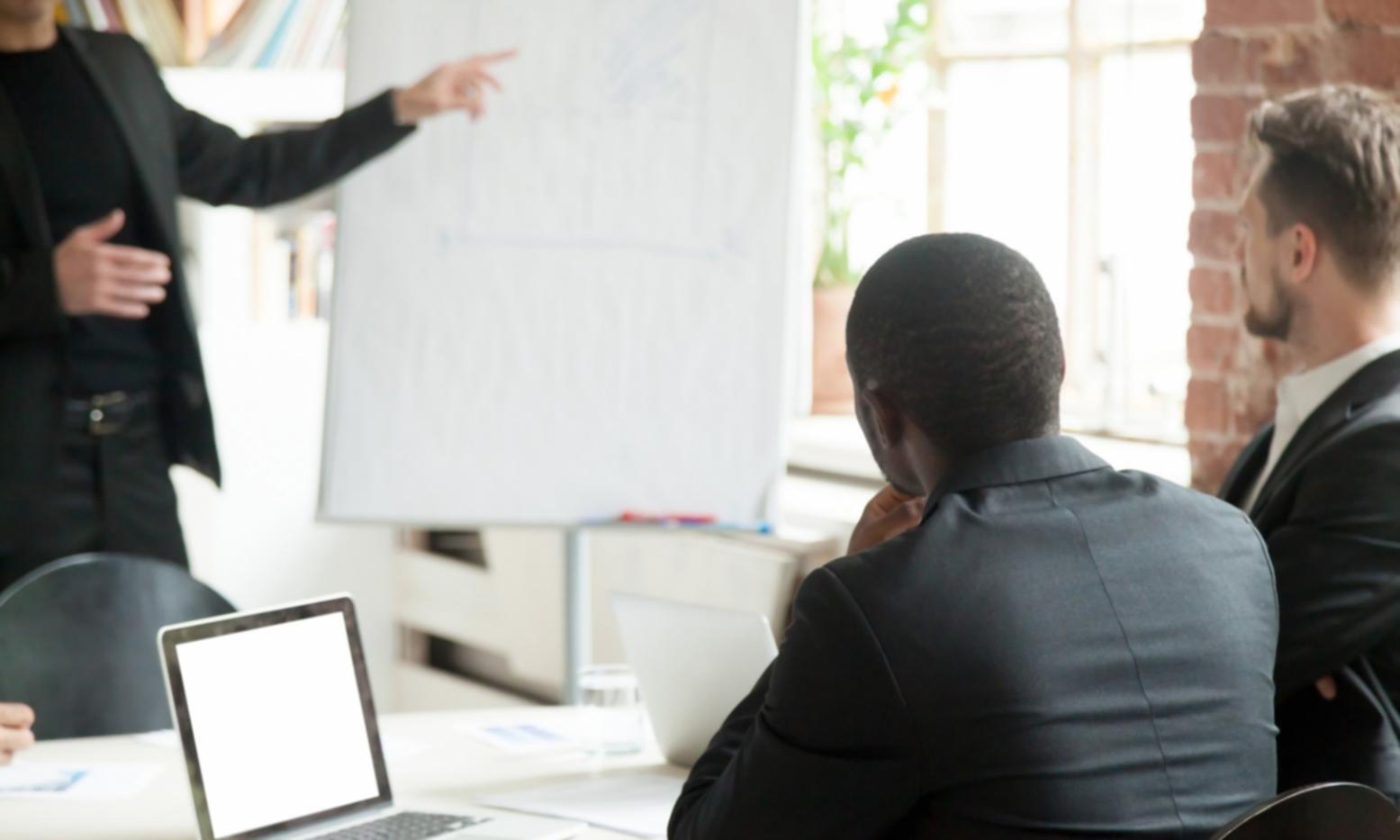 Session de formation en finances avec participants engagés